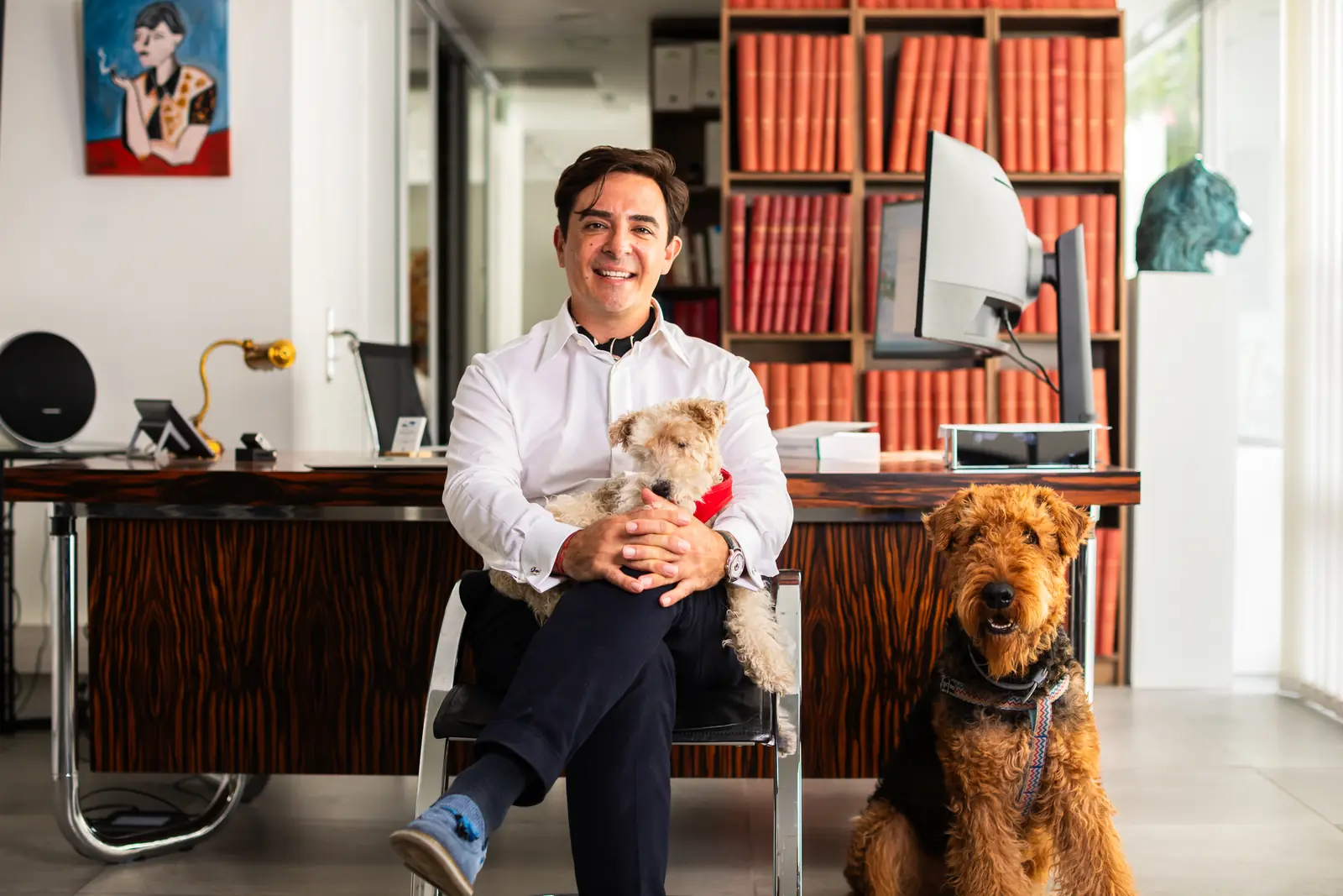 Maître Capdevila à son bureau, entouré de ses deux compagnons.